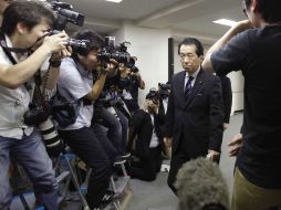 • Naoto Kan es asediado por los fotógrafos durante la llegada a su primera rueda de prensa como primer ministro de Japón, en Tokio. EFE  /