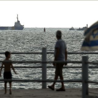 Llega a puerto de Israel buque de flotilla humanitaria interceptada