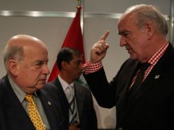 El secretario general de la OEA, José Miguel Insulza, conversa con el ministro de Relaciones Exteriores de Perú, José García. EFE  /