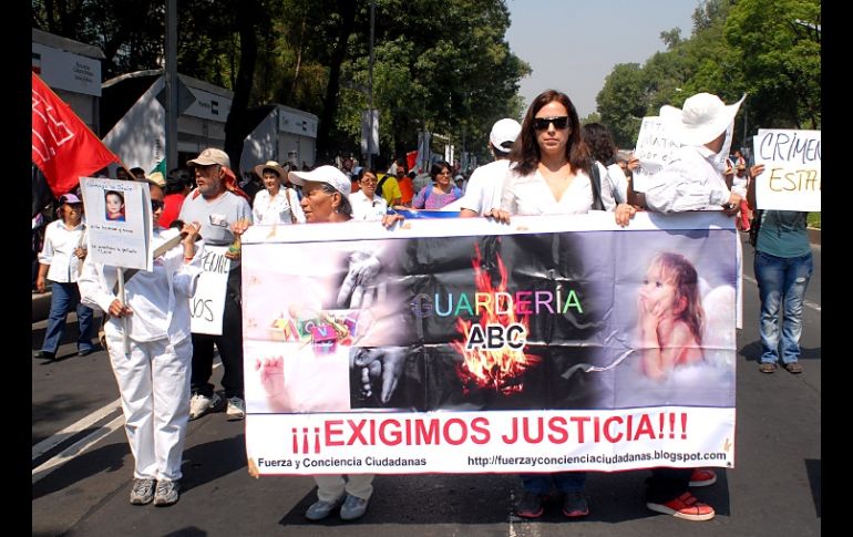 Con una marcha padres de familia y organizaciones civiles conmemoraron el primer aniversario del incendio. NTX  /