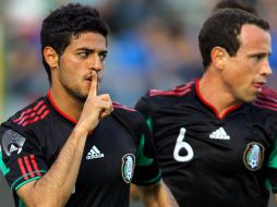 Carlos Vela festeja el gol conseguido el jueves pidiendo silencio a los seguidores italianos. MEXSPORT  /