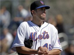 Oliver Pérez frota la bola durante el partido en contra de Washington. AP  /