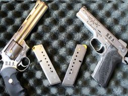 A los detenidos se les decomisaron cinco fusilies AK-47 y cartuchos. INFORMADOR ARCHIVO  /