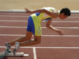 José Fernando Martínez ganó el oro en los 400 metros con vallas. A. ARZÁPALO  /