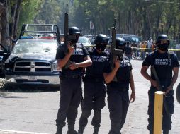 Elementos de la Policía del Estado resguardan el área donde atacaron al secretario de Seguridad Pública, en Durango. EL UNIVERSAL  /