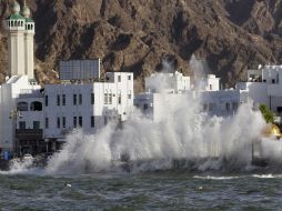 La fuerza de la marea y del viento en el malecón de Muscat hacen que las olas se eleven por metros. REUTERS  /