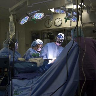 Implantan un corazón artificial a un niño de ocho meses