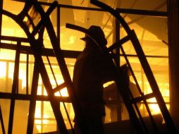 Durante el incendio un bombero resultó con lesiones. ARCHIVO  /