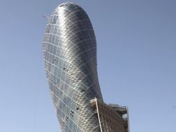 Sus arquitectos buscaron intencionadamente que fuera inclinada a partir de la planta 12. AFP  /