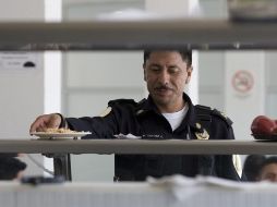 Un policía recibe sus alimentos este domingo en un destacamento de la Secretaria de Seguridad Pública en la Ciudad de México. EFE  /