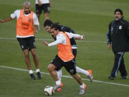 Diego Maradona, Juan Sebastián Verón, Carlos Tevez y Ariel Garcé,  durante el entrenamiento. AP  /
