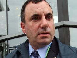 El agente especial del FBI Richard Kolko responde a las preguntas afuera del aeropuerto. AP  /