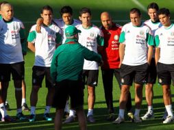Javier Aguirre da indicaciones a los jugadores de la Selección Nacional de México. NOTIMEX  /