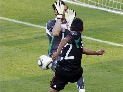 Alberto 'Venado' Medina fusila a Gianluigi Buffon para conseguir el segundo tanto mexicano contra Italia. REUTERS  /
