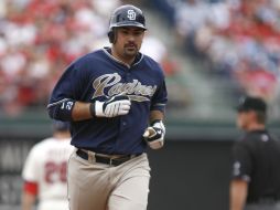 Adrian González recorre las bases después de su home run contra Filadelfia. AP  /