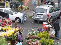 Floristas del Barrio de Mezquitán sacan su mercancía para venderla en la calle, entorpeciendo el tráfico de la zona. ARCHIVO  /