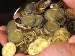 El euro se cambió el viernes en 1.20 dólares, su valor más bajo en muchos meses. AFP  /