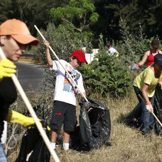Vecinos se unen para sacar la basura de las calles