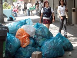 El uso de bolsas de plástico es menos dañino al medio ambiente que el uso de papel. ARCHIVO  /