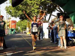 Judith Ramírez, con 35 años llega a la meta del Medio Maratón San Javier, con las manos en alto, celebrando su triunfo. E. BARRERA  /