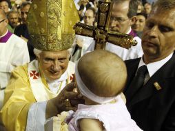 El Papa Benedicto XVI bendice a una bebé en su partida hacia el Vaticano, tras visitar Chipre. REUTERS  /