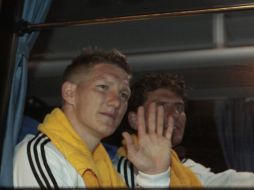Bastian Schweinsteiger de la Selección de Alemania saluda a los aficionados en su arribo a Pretoria. REUTERS  /