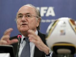 Joseph Blatter promete seguridad durante los partidos en Sudáfrica. AP  /