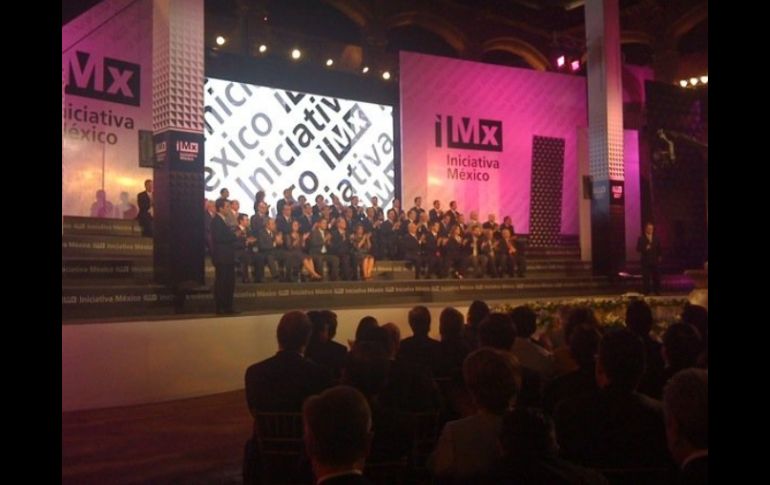 Cientos de personalidades se dieron cita en la presentación. ESPECIAL  /