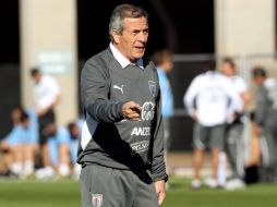 Oscar Washington Tabárez, seleccionador de Uruguay, durante el entrenamiento. AP  /