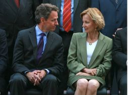 El secretario del Tesoro de EU, conversa con la ministra de Economía y Hacienda española y representante de la UE. EFE  /