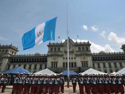 Uniformados de la Escuela Politécnica izan la bandera de Guatemala a media asta, en señal de duelo. AFP  /