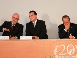 El ministro Guillermo Ortiz, presidente de la Suprema Corte, Raúl Plascencia, presidente de la CNDH y el Presidente Felipe Calderón.NTX  /