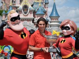 Rafael Nadal tuvo ayer agenda llena, y entre sus compromisos fue el acudir a Disneylandia París a presentar su trofeo. AFP  /