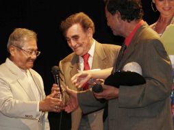 El compositor Armando Manzanero entregó una presea de Cabeza Olmeca. NTX  /