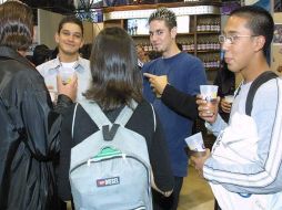 Habrá cero tolerancia para la venta de bebidas alcohólicas a menores. ARCHIVO  /