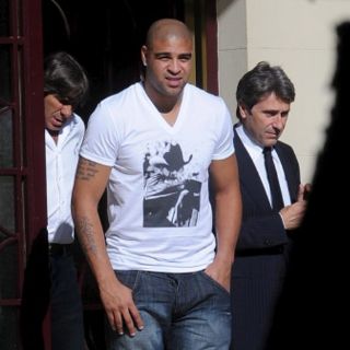 Adriano firmó con la Roma