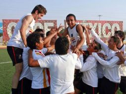 Grupo de estudiantes del Colegio Once de México, quienes irán al Mundial de Sudáfrica 2010. E. Pacheco  /