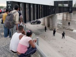 Policías mexicanos acuden al cruce de Ciudad Juárez y El Paso, sitio donde Sergio Adrián Hernández falleció. AFP  /