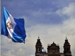La bandera guatemalteca ondea a media asta para rendir tributo a las víctimas de la tormenta tropical Agatha. EFE  /