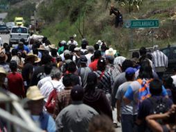 La caravana decidió no llegar al poblado como  medida de precaución.  NTX  /