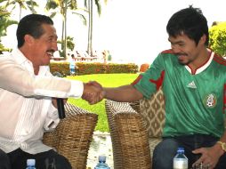 Ney Gonzalez  gobernador de Nayarit (der) y Manny Pacquiao ayer en Nayarit. JAMMEDIA  /