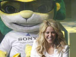 Shakira comparte una risa mientras posa con Zakumi, la mascota oficial de la Copa del Mundo. NTX  /