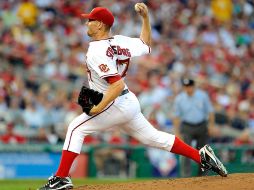 Stephen Strasburg ponchó a seis de los primeros nueve bateadores que enfrentó. AFP  /