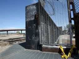 Cinta de escena del crimen permanece hoy cerca del puente fronterizo donde el joven mexicano fue baleado. AP  /