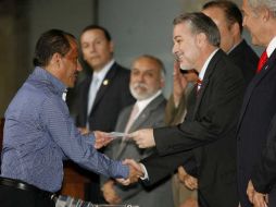 El gobernador del Estado (izq.), Emilio González Márquez, repartió ayer 145 millones de pesos entre 40 municipios de Jalisco.M. FREYRÍA  /