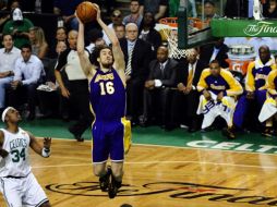 Pau Gasol fue el pistón que movió anoche a los Lakers de Los Ángeles en el TD Garden, de Boston. EFE  /