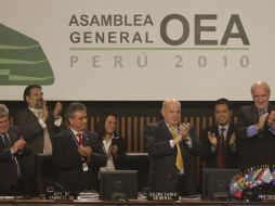 El secretario general de la OEA, José Miguel Insulza (centro), en la clausura de la XL Asamblea General de la Organización. EFE  /