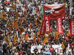 Funcionarios españoles salieron a la calle para manifestarse contra el duro plan de  austeridad. EFE  /