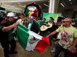 Aficionados mexicanos se fueron con su música a Johannesburgo para apoyar al ''Tri''. NTX  /