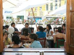 El sector restaurantero espera un repunte moderado en las ventas durante el Mundial en Sudáfrica. ARCHIVO  /